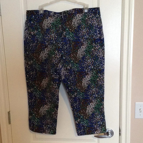 Laura Plus Women's Capri Cropped Pants Size 14 Multi Colored No Pockets Casual - Picture 4 of 9